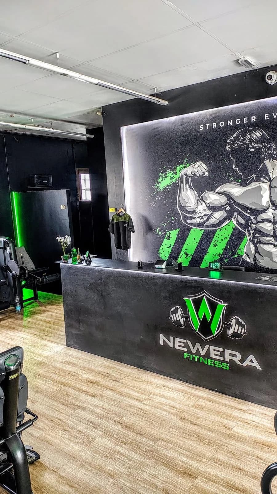 Il banco reception con il logo New Era Fitness