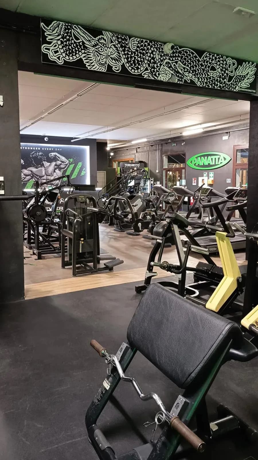 L'ingresso alla sala cardio sotto il murale